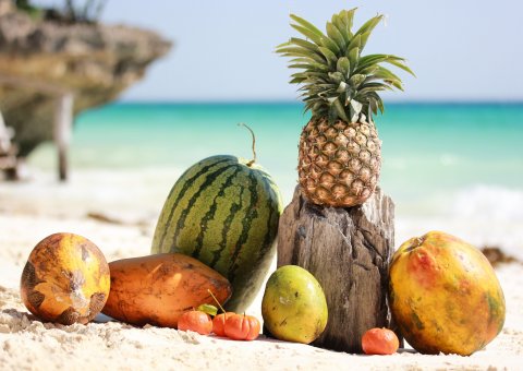 Frische Früchte am weißen Sandstrand genießen