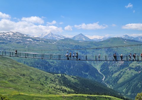 Über die Hängebrücke von Berg zu Berg