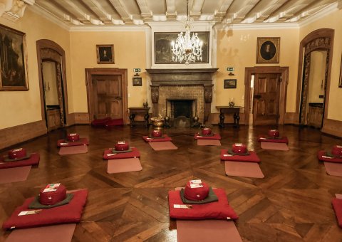Wohltuende Einheiten im gemütlichen Yogaraum im Schloss Melschede