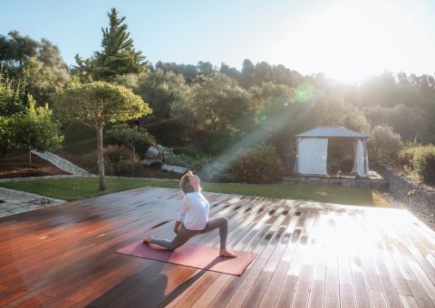 Eine Yoga-Einheit bei strahlendem Sonnenschein