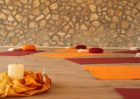 Entspannende Yoga-Einheiten im beheizten Yoga-Raum genießen