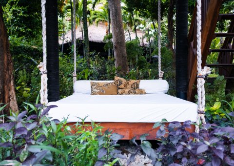  Die Zen Premium-Villen betreten Sie über eine private Terrasse mit einem entspannenden Tagesbett im Freien