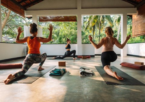 Wohltuende Yoga-Einheiten in der luftigen Shala