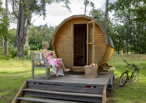 Die Fas-Sauna mit Blick auf den See und mitten in der Natur