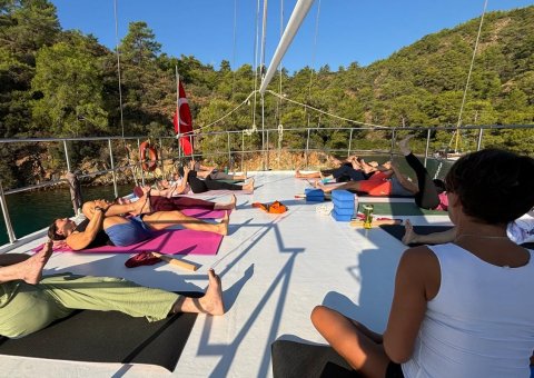 Gemeinsam auf dem Deck des Segelboots Yoga üben