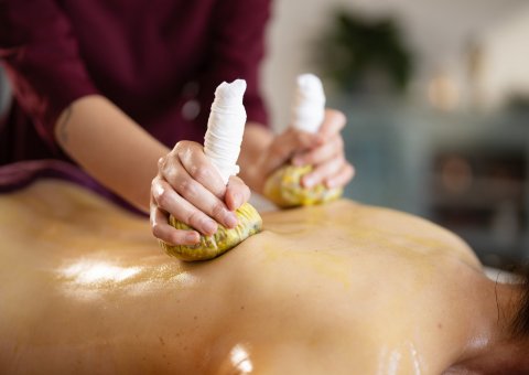 Entspannen Sie bei einer Kräuterstempel Massage