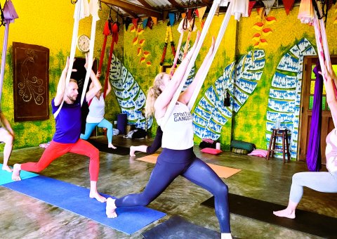 Beim Aerial Yoga neue Asanas ausprobieren