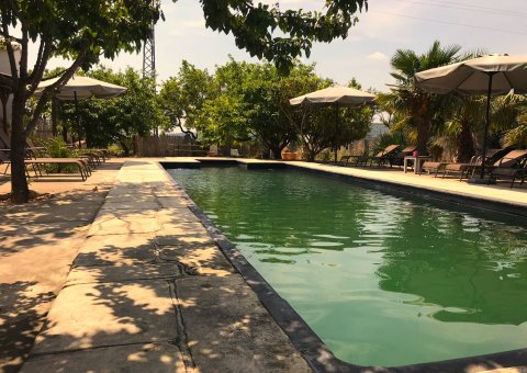 Ziehen Sie Ihre Bahnen im großen Pool