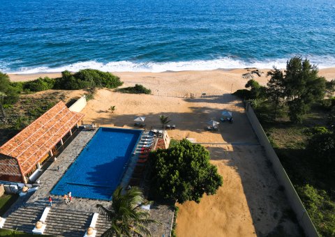 1 x pro Aufenthalt gibt es einen kostenfreien Shuttle zum Infinity Pool am Kirinda Beach