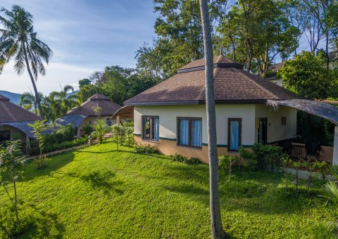 Die grüne Anlage des Mangosteeen Resorts