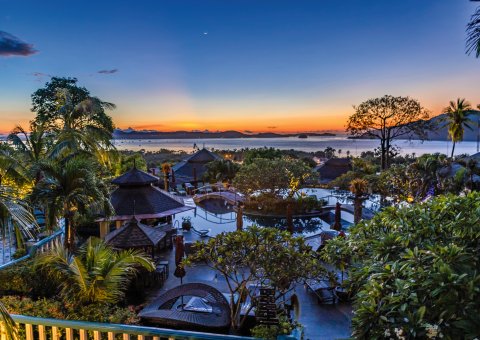 Den Sonnenuntergang über dem Meer genießen