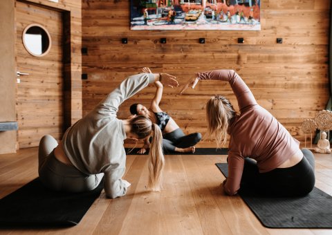Yoga üben mit Gleichgesinnten