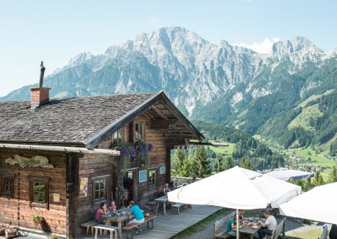 Einkehren mit Blick ins Tal in der Sinnlehenalm