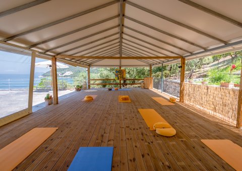 Yoga üben mit Blick auf das Meer