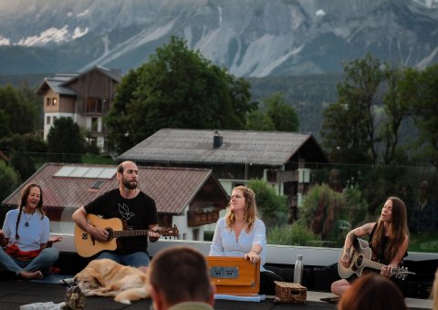 Gemeinsam zusammen sitzen und der Musik lauschen