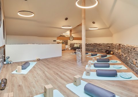 Der großzügige Yoga-Raum lädt zum Üben ein