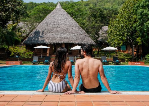 nach Ihrer Ayurveda Behandlung am Pool entspannen