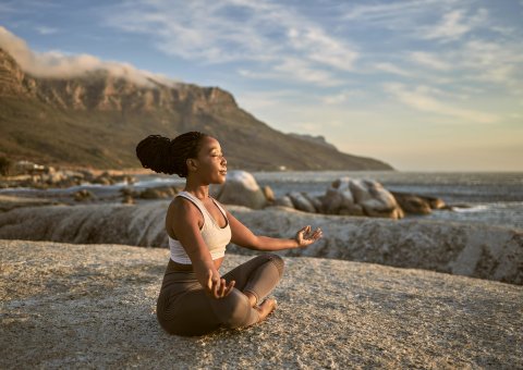 Yoga üben mit dem Rauschen der Wellen im Ohr
