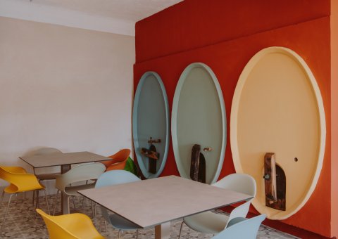 Zusammensitzen und austauschen mit Gleichgesinnten in der Cantina