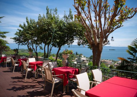 Essen mit Blick auf den Gardasee