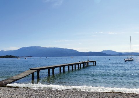 Den Blick über den weiten See genießen