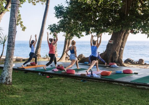 Vitalisierende Yoga-Einheit mit Blick auf das Meer