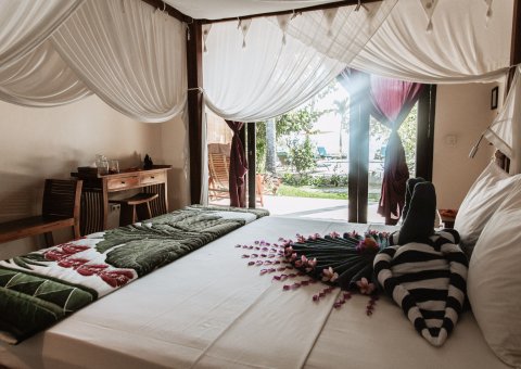 Bungalow Zimmer mit Blick auf den Pool