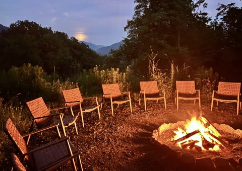 Mit Gleichgesinnten am Feuer zusammensitzen