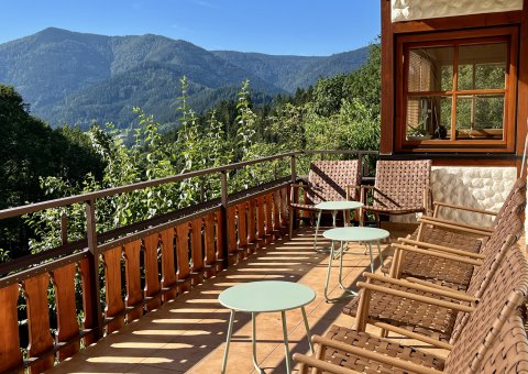 Auf der Terrasse entspannen und die Sonne genießen