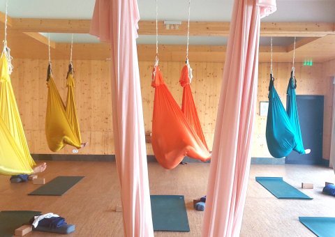 Gemeinsam Aerial Yoga üben
