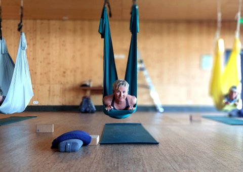 Mit Tüchern durch den Yoga-Flow schweben
