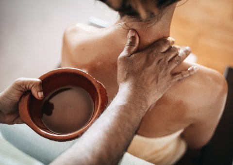 Wohltuende Nacken-Massage mit ayurvedischen Ölen