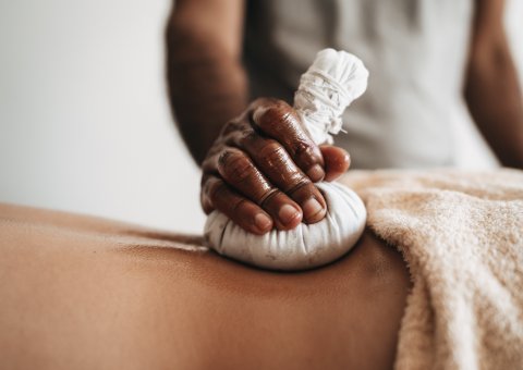 Eine Kräuterstempel-Massage sorgt für pures Wohlbefinden