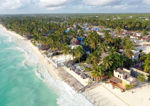 Am weißen Sandstrand spazieren