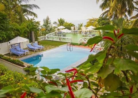 Blick auf den Pool und das Meer