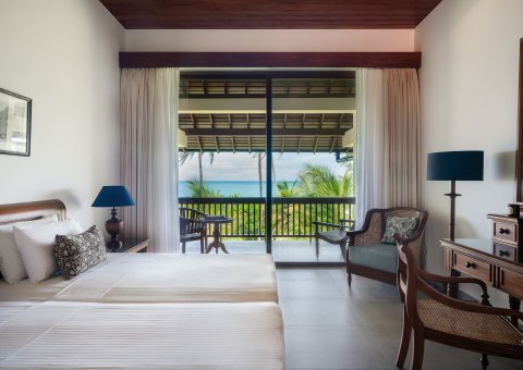 Stilvolle Zimmer mit Panorama-Ausblick auf das Meer