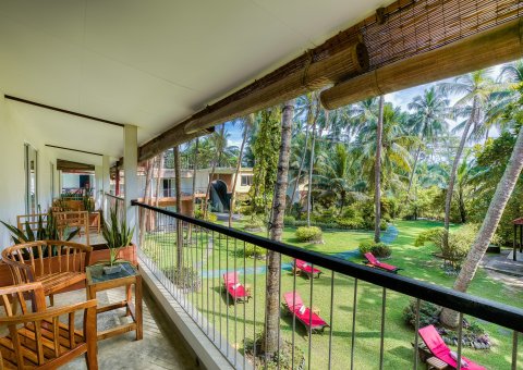 Vom Balkon in den Garten blicken