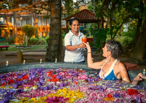 Wohltuendes Aromabad im Hiru Om