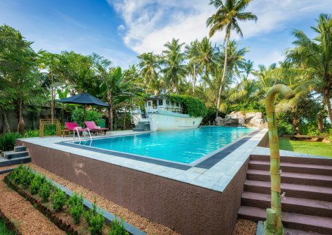 Unter Palmen am Pool entspannen