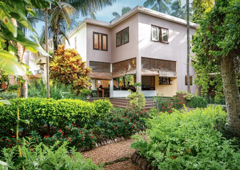 Das Hiru Om im Grünen gelegen