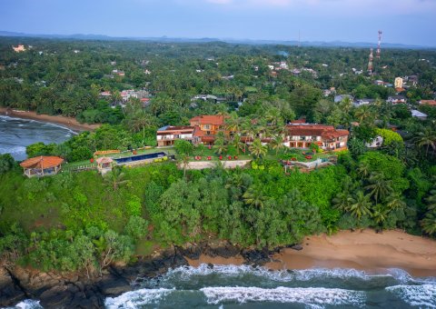 Die Hiru Villa an der Küste gelegen