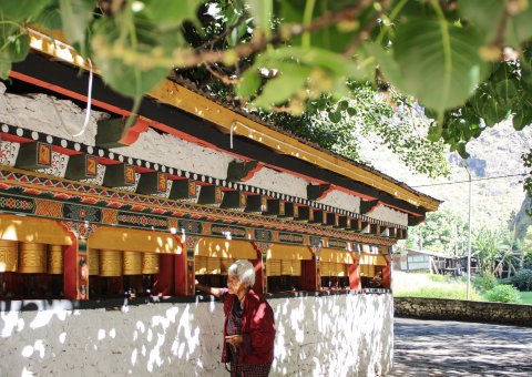 Gebetsmühlen im Tempel in Bhutan