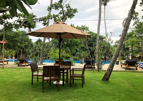 Entspannt den Tag am pool genießen