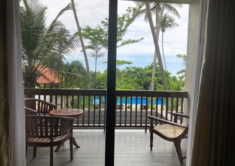 Die meisten Zimmer des Surya Lanka Rekawa bieten einen Meerblick