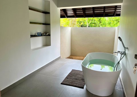 Modernes Badezimmer mit Badewanne