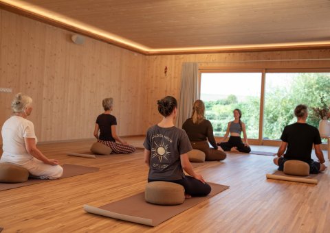 Im gemütlichen Yogaraum neue Kraft und Ruhe finden