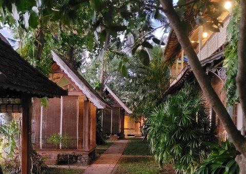 Garten mit Pavillons mit Blick auf das Wasser