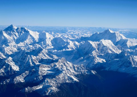 Der Blick auf den Himalaya aus dem Flugzeug