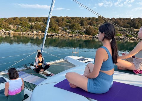 Mit Blick auf das Stille Wasser meditieren