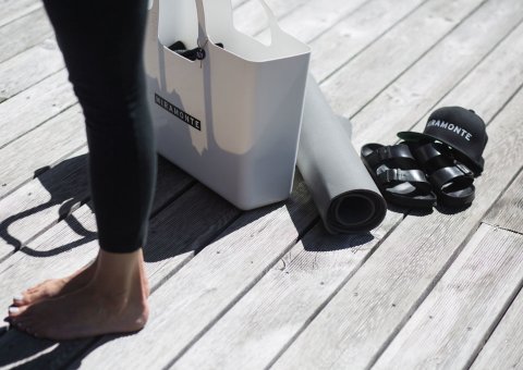 Yoga üben auf der Plattform